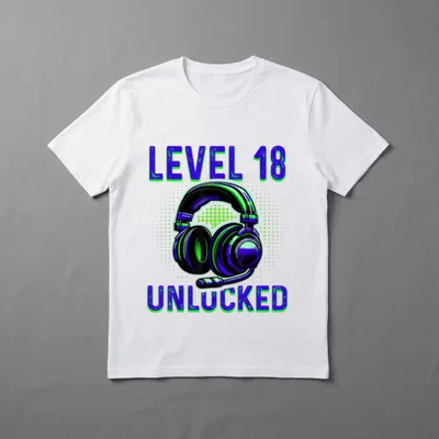 Level 18 Unlocked Spruch T-Shirt – Schriftzug „Level 18 Unlucked“ mit Gaming-Headset – Klassisches T-Shirt in Schwarz