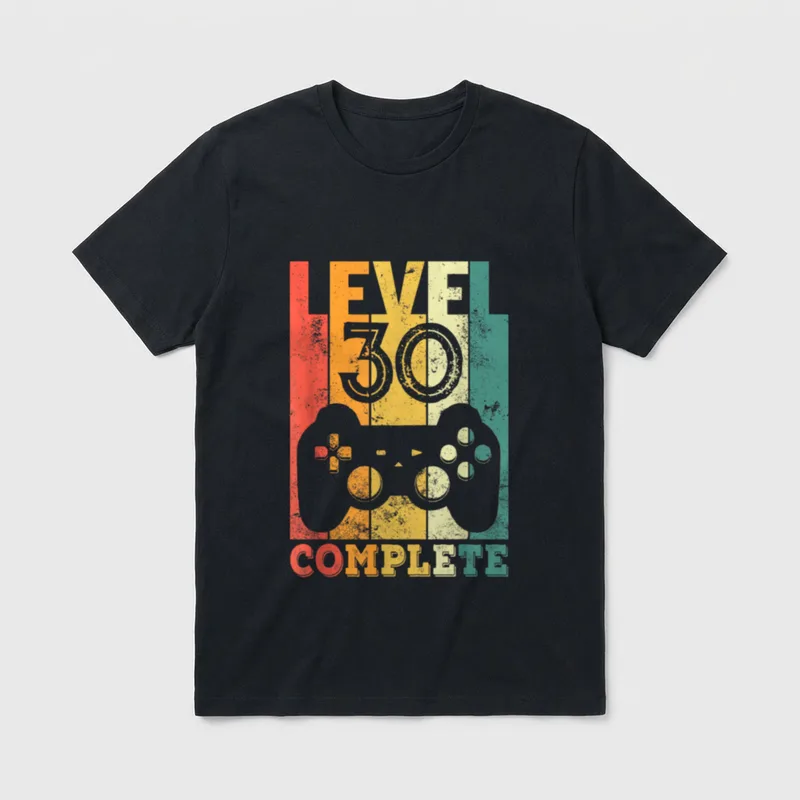 T-Shirt 30 Geburtstag lustig – Controller-Silhouette, Schriftzug „Level 30 Complete“ – Klassisches T-Shirt in Schwarz