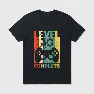 T-Shirt 30 Geburtstag Frau – Schriftzug „Level 30 Complete“ mit Controller, Retro-Streifen – Klassisches T-Shirt in Schwarz