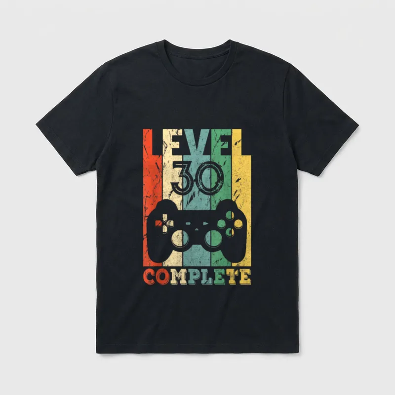 T-Shirt 30 Geburtstag Frau – Schriftzug „Level 30 Complete“ mit Controller, Retro-Streifen – Klassisches T-Shirt in Schwarz