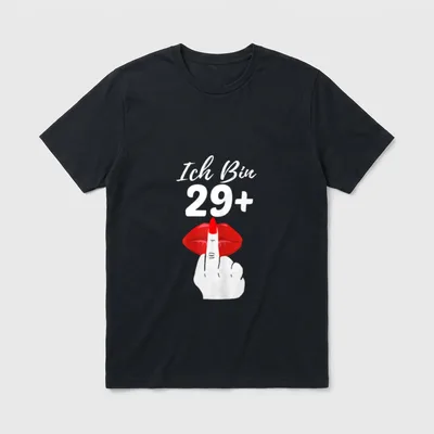 Ich Bin 29 Plus T-Shirt – Schriftzug „Ich Bin 29+“ über roten Lippen mit Mittelfinger – Klassisches T-Shirt in Schwarz