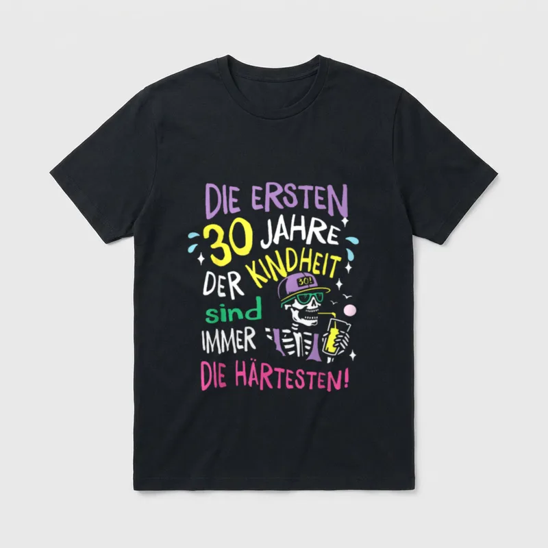 30 Jahre Kindheit 30. T-Shirt – Skelett mit Cap trinkt Drink, Spruch über 30 Jahre Kindheit – Klassisches T-Shirt in Schwarz