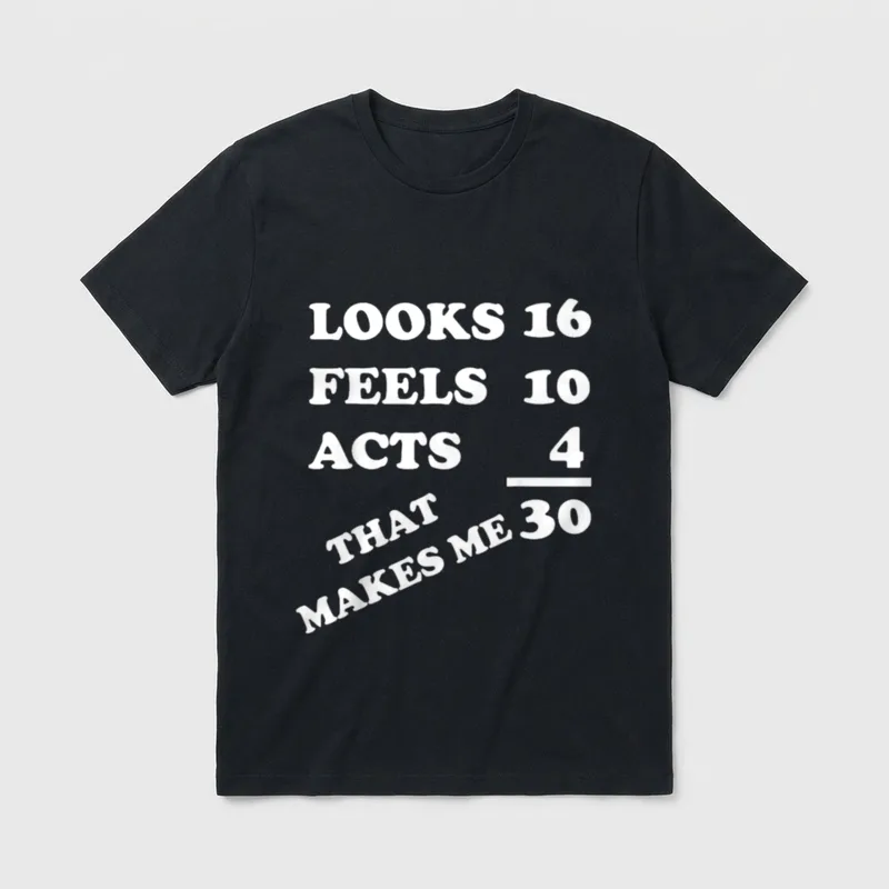 Lustiges 30er Geburtstag 30 T-Shirt – Schriftzug „Looks 16 Feels 10 Acts 4 That Makes Me 30“ – Klassisches T-Shirt in Schwarz