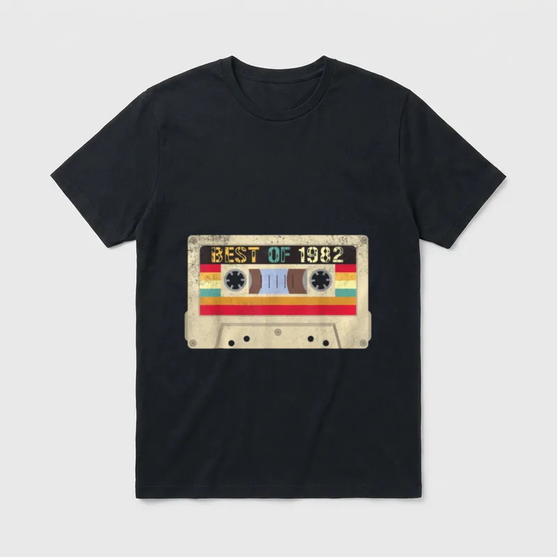 1982 Geburtstag Deko Männer T-Shirt – Retro-Kassette mit Schriftzug „Best of 1982“ – Klassisches T-Shirt in Schwarz