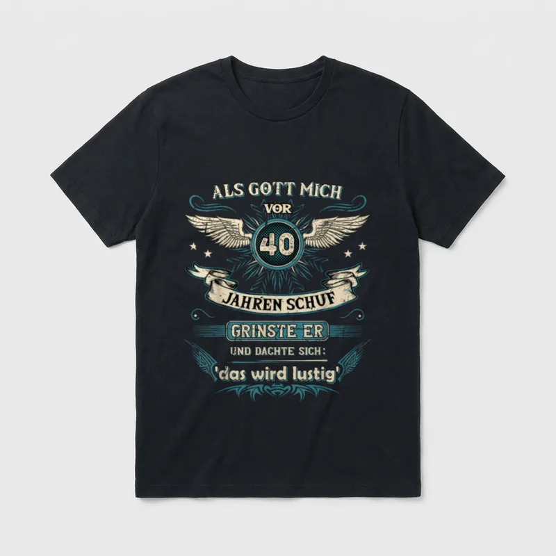 Als Gott mich vor T-Shirt – Schriftzug mit Flügeln, Sternen und großer Zahl 40 – Klassisches T-Shirt in Schwarz
