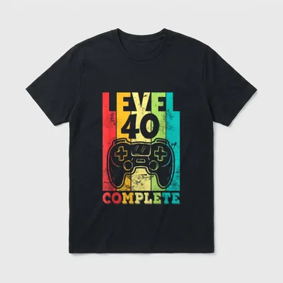 Geburtstag Level Up T-Shirt – Bunte Streifen mit LEVEL 40 COMPLETE und Graffiti-Controller – Klassisches T-Shirt in Schwarz