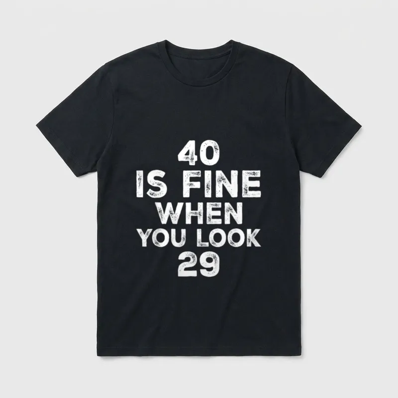 40 ist in Ordnung T-Shirt – Schriftzug „40 is fine when you look 29“ in Großbuchstaben – Klassisches T-Shirt in Schwarz