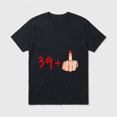 I Am 39 Plus T-Shirt – 39+ in Rot neben erhobenem Mittelfinger mit rotem Nagellack – Klassisches T-Shirt in Schwarz