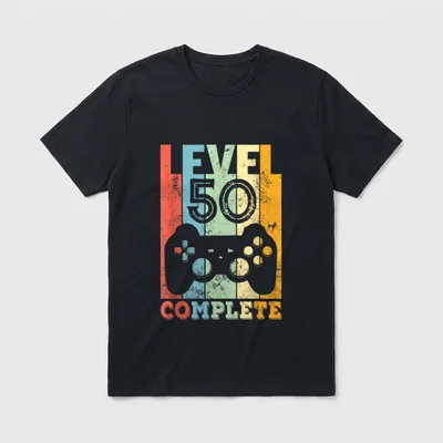 T-Shirt Spruch 50 Geburtstag – Schriftzug „Level 50 Complete“ mit Game-Controller – Klassisches T-Shirt in Schwarz
