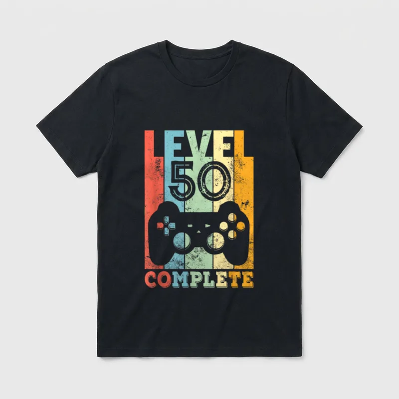 T-Shirt Spruch 50 Geburtstag – Schriftzug „Level 50 Complete“ mit Game-Controller – Klassisches T-Shirt in Schwarz