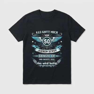 Als Gott mich vor T-Shirt 0073 – Spruch „Als Gott mich vor 50 Jahren schuf, grinste er“ – Klassisches T-Shirt in Schwarz