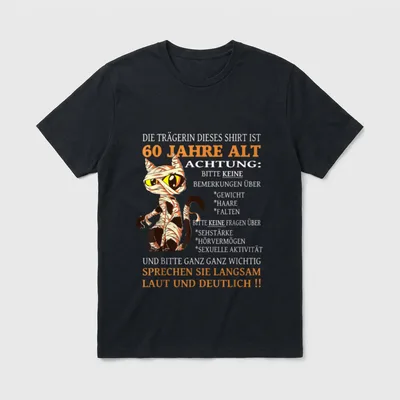 Die Trägerin ist 60 T-Shirt – Mumien-Katze mit Text über Verbote zum 60. Geburtstag – Klassisches T-Shirt in Schwarz