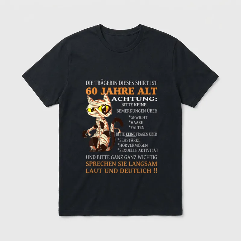 Die Trägerin ist 60 T-Shirt – Mumien-Katze mit Text über Verbote zum 60. Geburtstag – Klassisches T-Shirt in Schwarz
