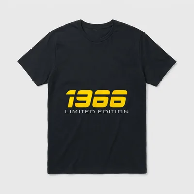 60. Geburtstag Mann Frau T-Shirt 0138 – Jahreszahl 1966 in Gelb, darunter Schriftzug in Weiß – Klassisches T-Shirt in Schwarz
