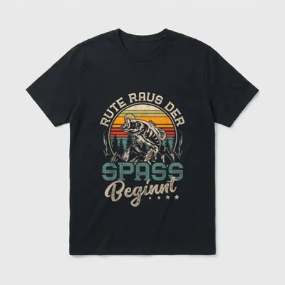 Rute Raus Der Spass T-Shirt – Barsch springt vor Sonnenkreis über Bergen, Angelhaken, Spruch – Klassisches T-Shirt in Schwarz