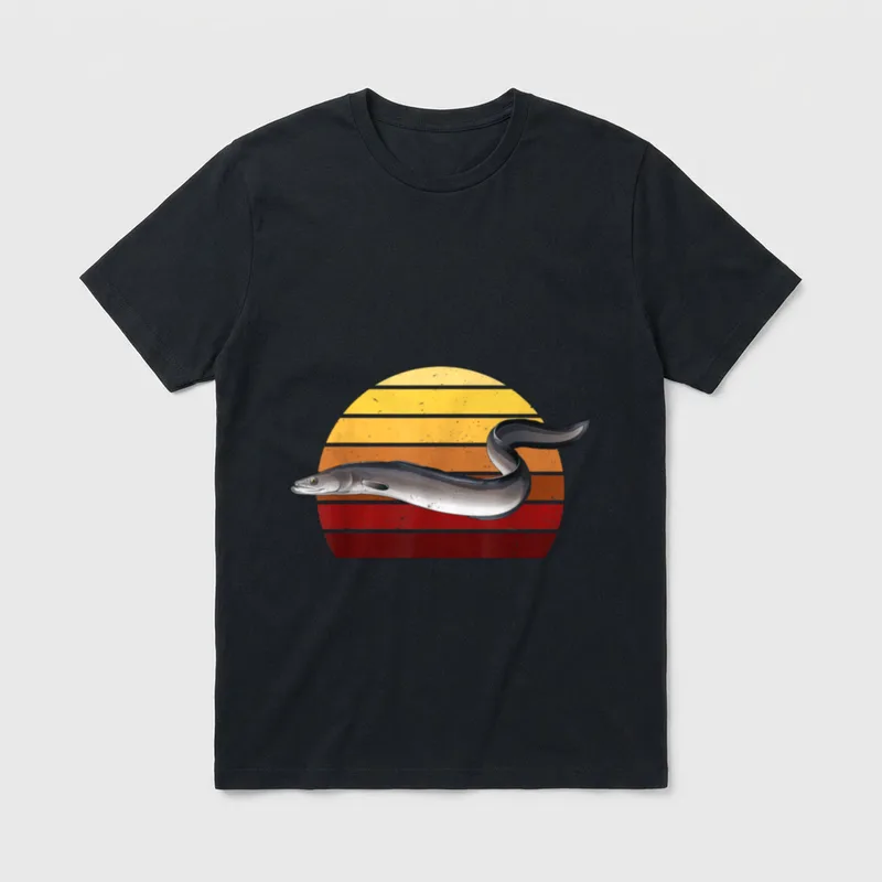 Aal Angler Lustiges Aal T-Shirt – Gezeichneter Aal vor gestreiftem Retro-Sonnenuntergang – Klassisches T-Shirt in Schwarz