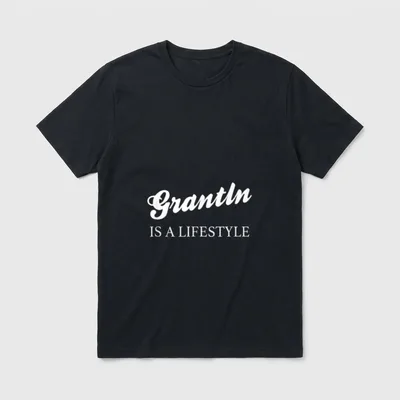 Grantln Is A Lifestyle T-Shirt – Schriftzug Grantln Is A Lifestyle in Weiß auf Grau – Klassisches T-Shirt in Schwarz