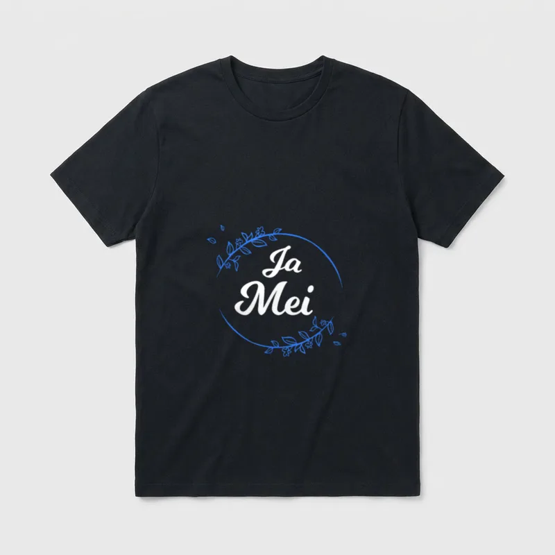 Bayrische Sprüche Ja Mei T-Shirt – Schriftzug „Ja Mei“ in einem Kranz aus Blüten und Zweigen – Klassisches T-Shirt in Schwarz