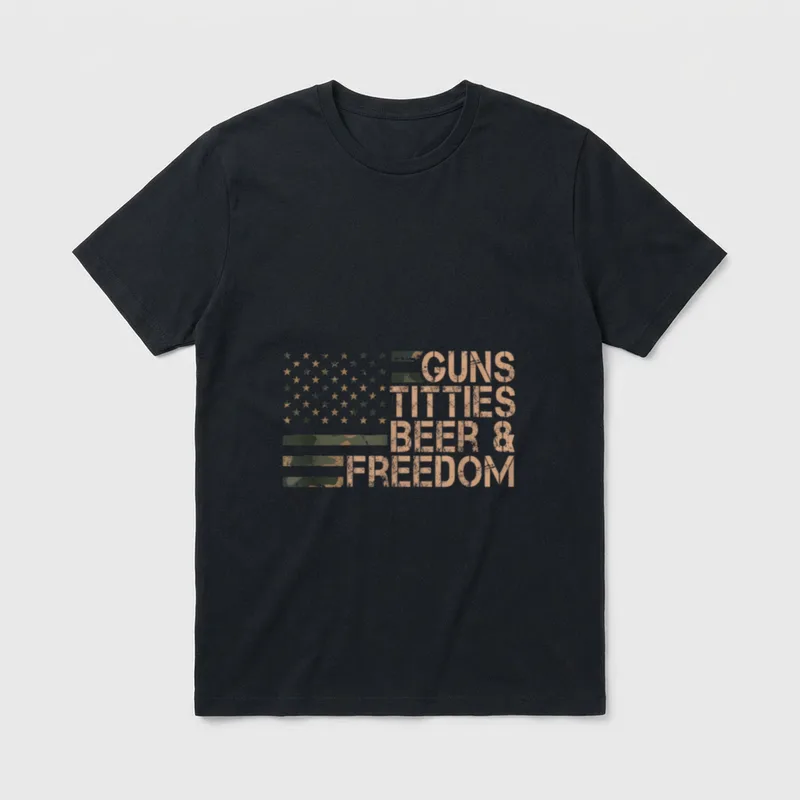 Guns Titties Beer & T-Shirt – Camo-US-Flagge mit Schriftzug Guns Titties Beer & Freedom – Klassisches T-Shirt in Schwarz