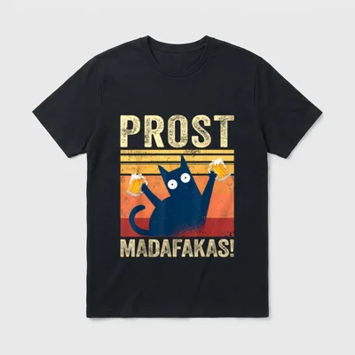 Prost Madafakas Fun Katze T-Shirt – Katze hält zwei Bierkrüge, Schriftzug „Prost Madafakas!“ – Klassisches T-Shirt in Schwarz