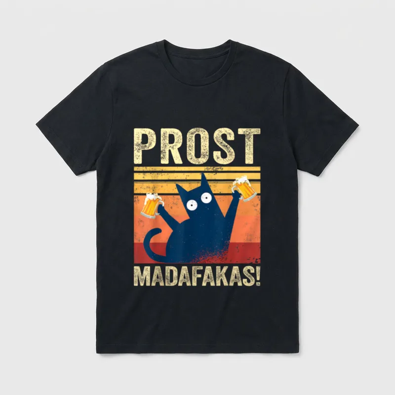 Prost Madafakas Fun Katze T-Shirt – Katze hält zwei Bierkrüge, Schriftzug „Prost Madafakas!“ – Klassisches T-Shirt in Schwarz