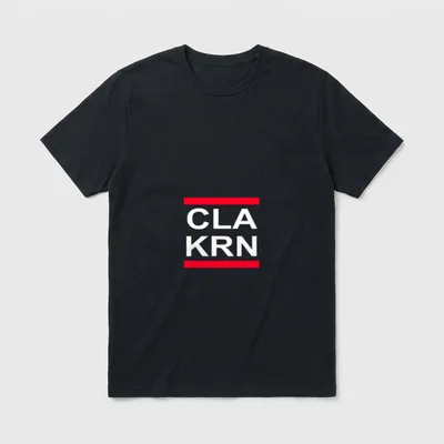 Lustiges CLA KRN Cola T-Shirt – Weißer Schriftzug CLA KRN mit zwei roten Balken auf Grau – Klassisches T-Shirt in Schwarz