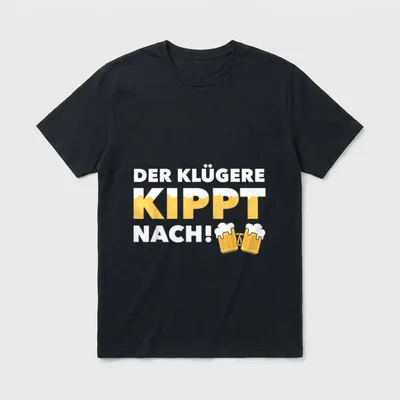 Der Klügere Kippt Nach T-Shirt – Schriftzug „Der Klügere kippt nach!“ mit zwei Bierkrügen – Klassisches T-Shirt in Schwarz