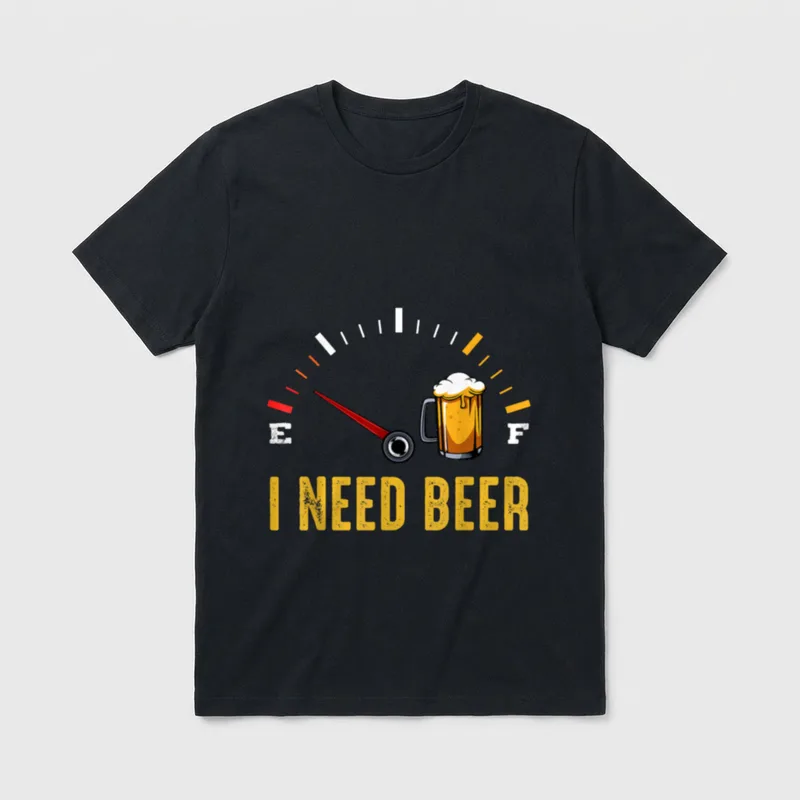 I Need A Beer T-Shirt – Tankanzeige auf E, Bierkrug bei F, Schriftzug „I NEED BEER“ – Klassisches T-Shirt in Schwarz