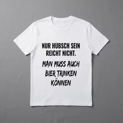 Nur hübsch sein reicht T-Shirt – Spruch: Nur hübsch sein reicht nicht, Bier trinken können – Klassisches T-Shirt in Schwarz