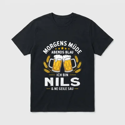 Nils Bier T-Shirt – Biermotiv mit stoßenden Gläsern und Text Ich bin Nils ne geile Sau – Klassisches T-Shirt in Schwarz