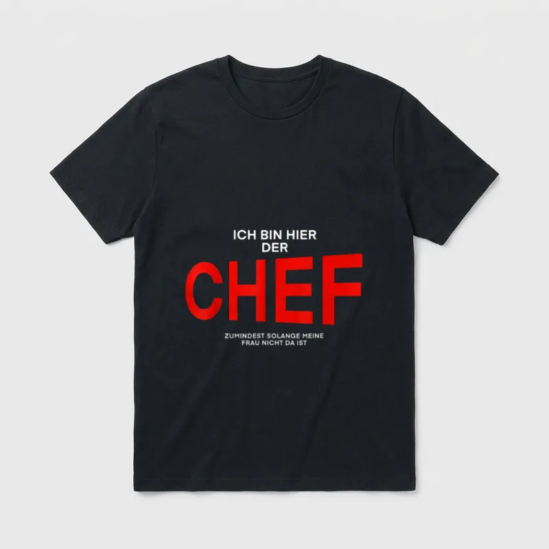 Ich Bin Hier T-Shirt – Roter Schriftzug „Chef“ mit Zeile zur Ehefrau – Klassisches T-Shirt in Schwarz