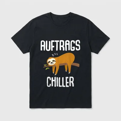 Chilliger Kollege T-Shirt – Faultier schläft an Ast unter Text AUFTRAGS CHILLER – Klassisches T-Shirt in Schwarz