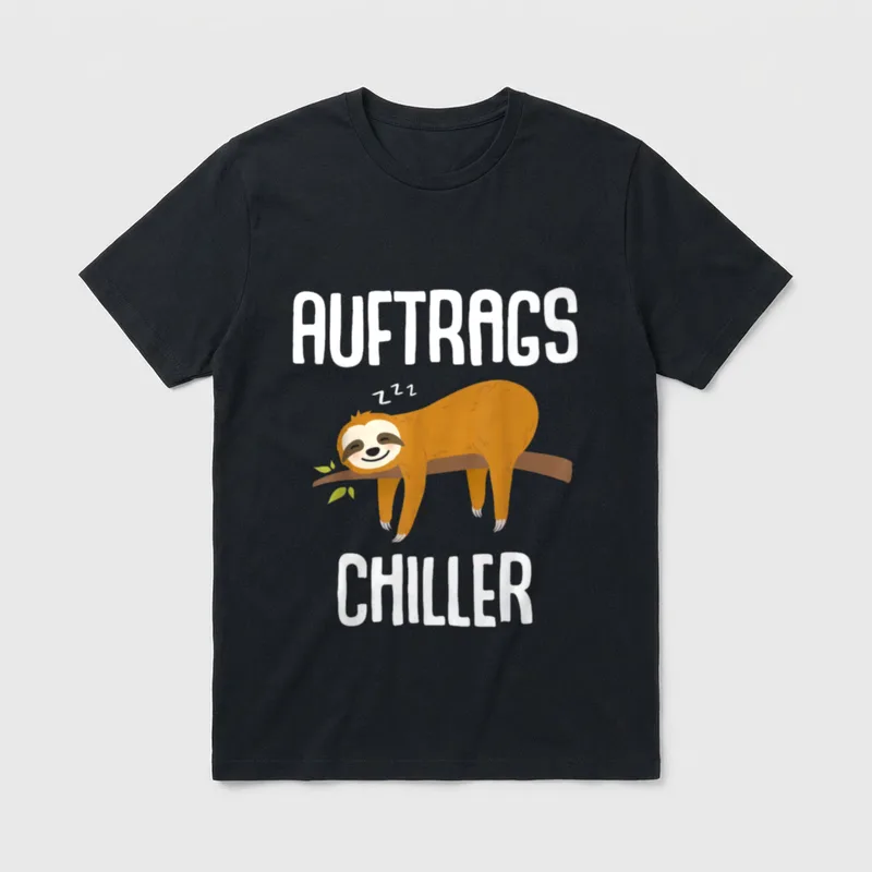 Chilliger Kollege T-Shirt – Faultier schläft an Ast unter Text AUFTRAGS CHILLER – Klassisches T-Shirt in Schwarz