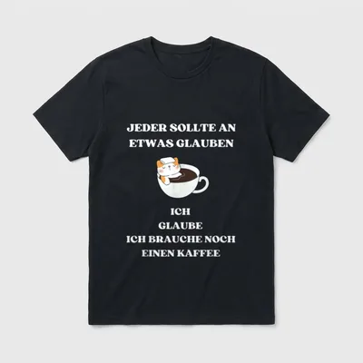 Kaffee Katze Job Arbeit T-Shirt – Katze in Kaffeetasse, Spruch über Glauben an Kaffee – Klassisches T-Shirt in Schwarz
