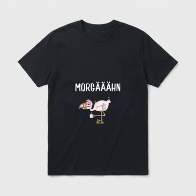 Müder Kaffee Flamingo T-Shirt – Flamingo mit Kaffeetasse, Pantoffel, Schriftzug MORGÄÄÄHN – Klassisches T-Shirt in Schwarz