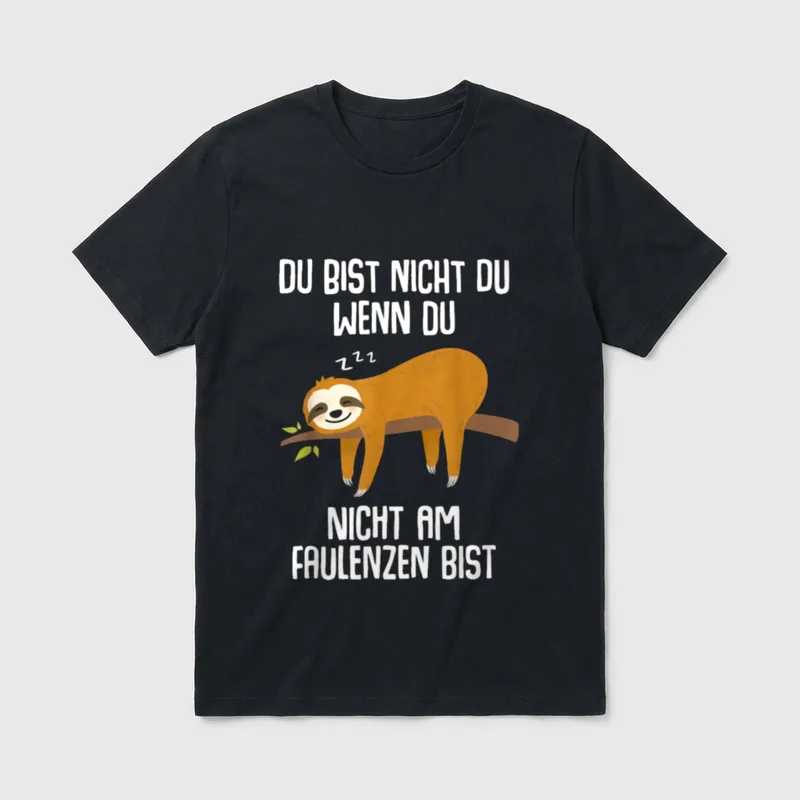 Faulenzen Spruch T-Shirt – Schlafendes Faultier an Ast mit Text über Faulenzen – Klassisches T-Shirt in Schwarz