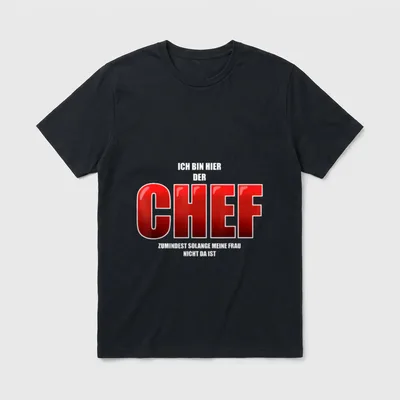Ich bin hier der Chef T-Shirt – Roter Schriftzug CHEF mit Zeile zur Ehefrau – Klassisches T-Shirt in Schwarz