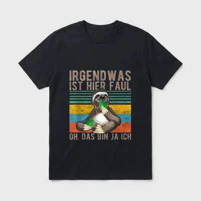 Irgendwas ist hier faul T-Shirt 0418 – Faultier mit Blättern, Spruch „Oh, das bin ja ich“ – Klassisches T-Shirt in Schwarz