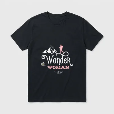 T-Shirt Wandern Damen – Schriftzug „Wander Woman“, Bergsilhouette, Wanderin, Edelweiss – Klassisches T-Shirt in Schwarz