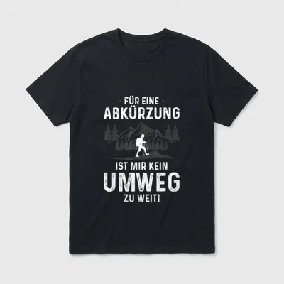 Wandern Für Eine Abkürzung T-Shirt – Wanderer vor Berg mit Spruch „Kein Umweg zu weit“ – Klassisches T-Shirt in Schwarz