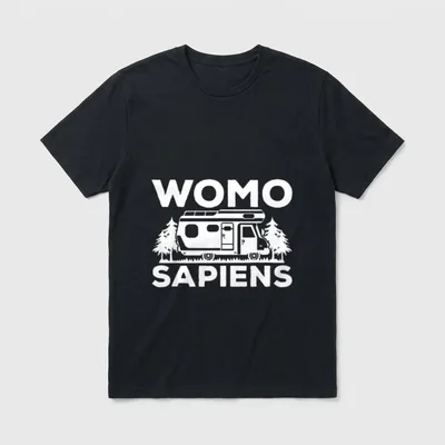 Lustiges Wohnmobil Womo Sapiens T-Shirt – Camper zwischen Bäumen, Schriftzug „Womo Sapiens“ – Klassisches T-Shirt in Schwarz