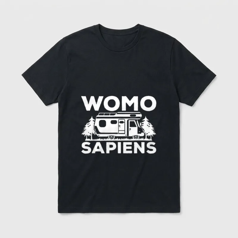 Lustiges Wohnmobil Womo Sapiens T-Shirt – Camper zwischen Bäumen, Schriftzug „Womo Sapiens“ – Klassisches T-Shirt in Schwarz
