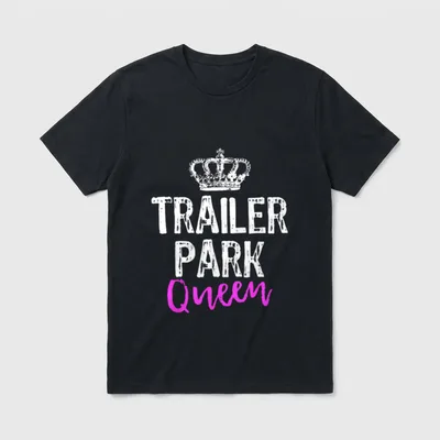 Camping Shirt Funny – Krone über „Trailer Park Queen“ in Weiß und Pink – Klassisches T-Shirt in Schwarz