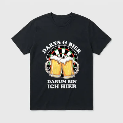 Darts und Bier darum T-Shirt – Dartscheibe mit zwei Bierkrügen und Spruch darunter – Klassisches T-Shirt in Schwarz