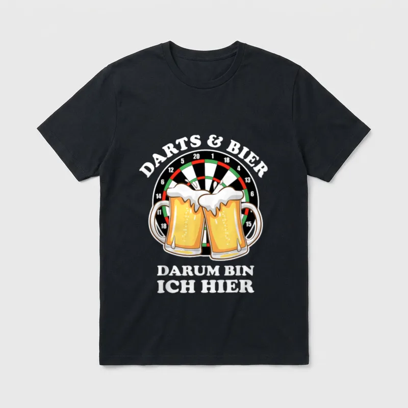 Darts und Bier darum T-Shirt – Dartscheibe mit zwei Bierkrügen und Spruch darunter – Klassisches T-Shirt in Schwarz