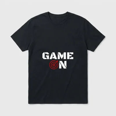 Darts On Shirt – Schriftzug „Game On“, O als rote Dartscheibe mit Pfeil – Klassisches T-Shirt in Schwarz