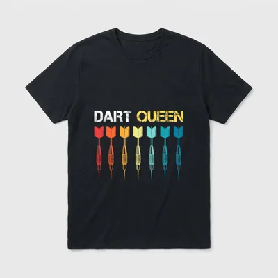 Dart Queens Darts Queens T-Shirt – Schriftzug „DART QUEEN“ über sieben bunten Dartpfeilen – Klassisches T-Shirt in Schwarz