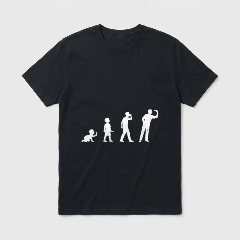 Darts Evolution T-Shirt – Vier Silhouetten vom Baby bis zum Dartspieler beim Wurf – Klassisches T-Shirt in Schwarz