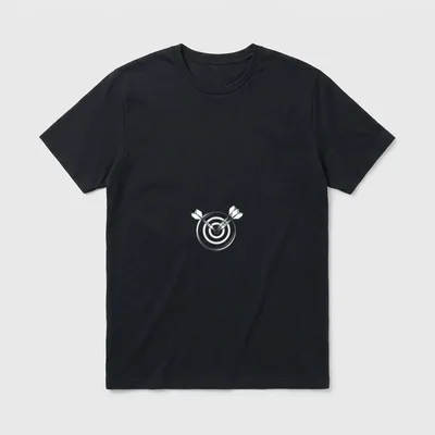 Dart Bullseye & Pfeile T-Shirt – Dartscheibe mit zwei gekreuzten Pfeilen im Bullseye – Klassisches T-Shirt in Schwarz
