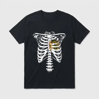 Darts für Teams Lustiges T-Shirt – Brustkorb mit brennender Dartscheibe als Herz – Klassisches T-Shirt in Schwarz